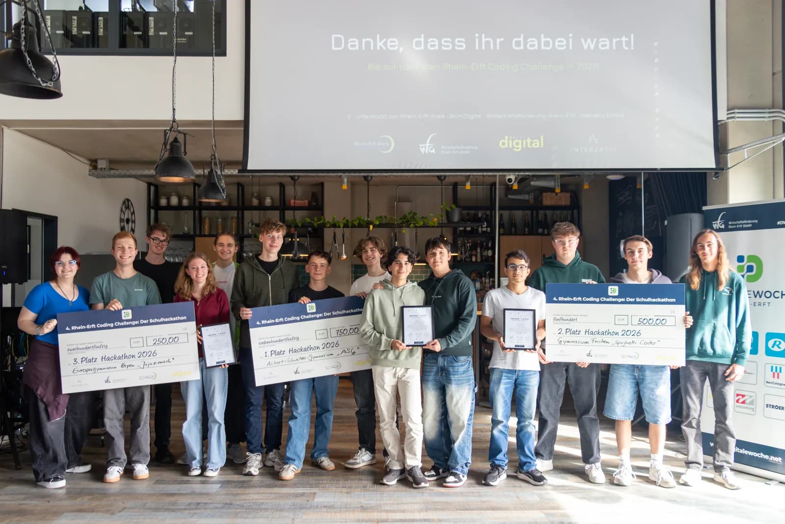 Alle Gewinnerteams 2026 mit ihren Schecks