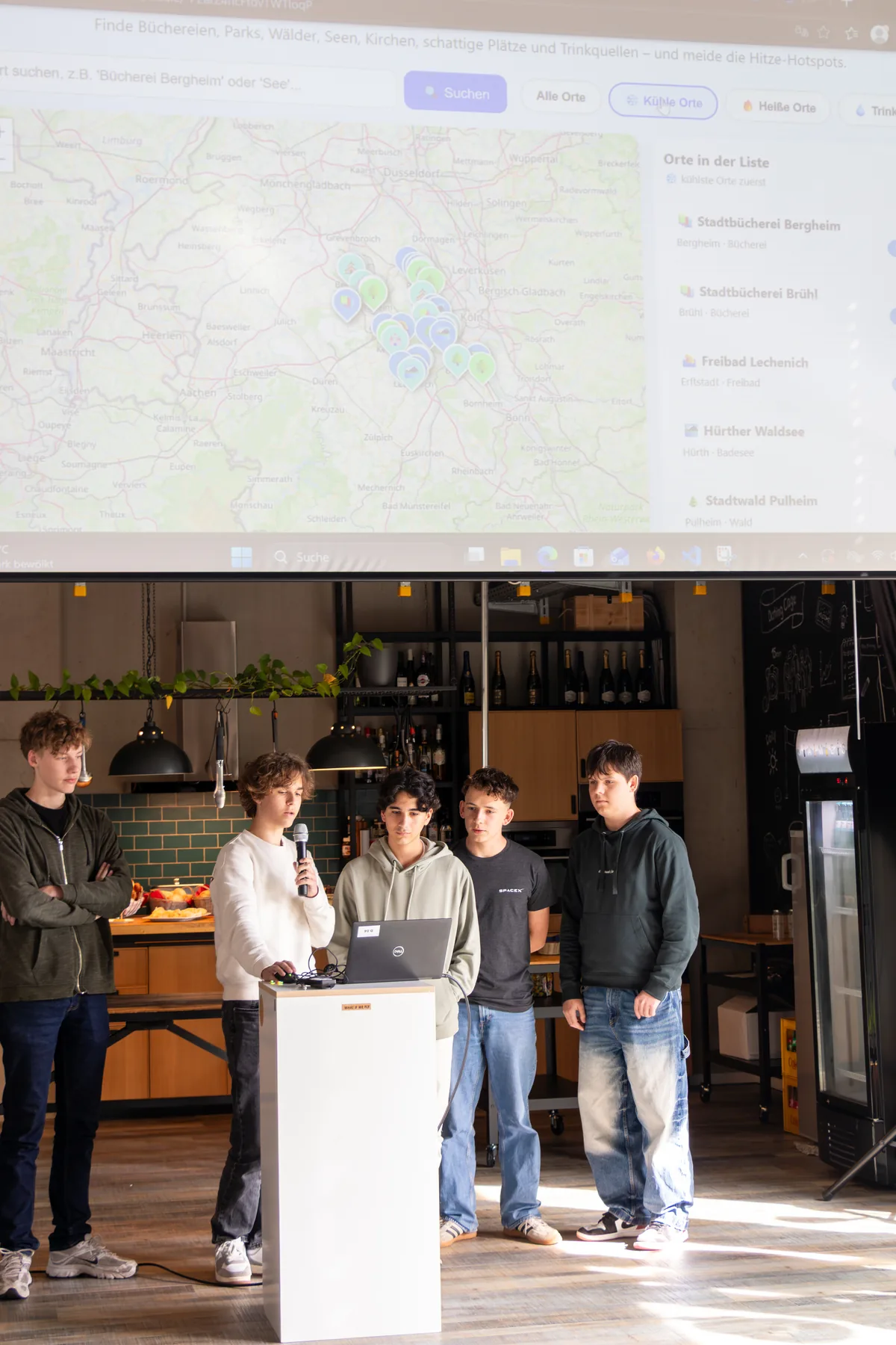 Ein Team präsentiert sein Projekt beim Schulhackathon 2026